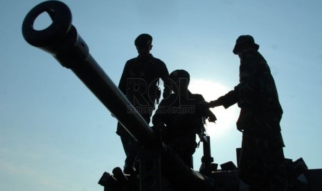   Sejumlah prajurit TNI berada di atank bersiap meninggalkan lapangan usai mengikuti pembukaan upacara pembukaan latihan gabungan (latgab) TNI, di Skuadron 17 Landasan Udara Halim Perdanakusuma, Jakarta Timur, Senin (19/5).  (Republika/Rakhmawaty La'lang)