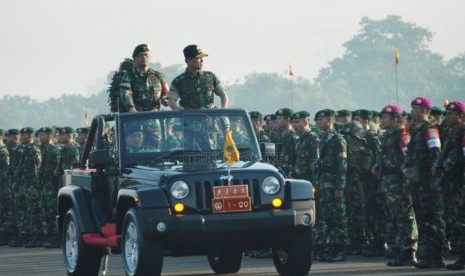   Panglima TNI Jenderal TNI Moeldoko memeriksa barisan pada Upacara Pembukaan Latihan Gabungan (Latgab) TNI Tahun 2014 di Skuadron 17 Landasan Udara Halim Perdanakusuma, Jakarta Timur, Senin (19/5).  (Republika/Rakhmawaty La'lang)