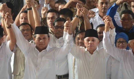   Capres-Cawapres Prabowo (kiri) dan Hatta Rajasa (kanan) mendeklarasikan sebagai pasangan calon Presiden dan Cawapres RI 2014-2019 di Rumah Polonia, Jakarta, Senin (19/5). (Republika/Agung Supriyanto)