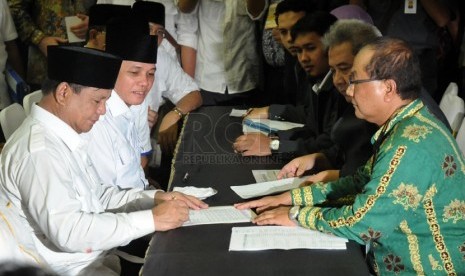 Pasangan Capres Prabowo Subianto (kiri) dan Cawapres Hatta Rajasa (kedua kiri) mendaftarkan diri di Komisi Pemilihan Umum (KPU), Jakarta, Selasa (20/5). (Republika/Aditya Pradana Putra)