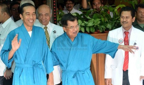 Capres dari PDIP, Joko Widodo (kiri) bersama pasangannya cawapres Jusuf Kalla (kanan) bersiap menjalani pemeriksaan kesehatan di RSPAD Gatot Soebroto, Jakarta Pusat, Kamis (22/5).   (Republika/Agung Supriyanto)