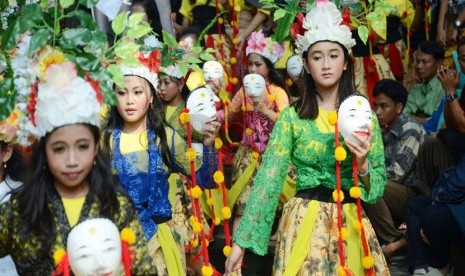 Penampilan para penari anak-anak dalam tari kolosal 'Tranformasi Panji' pada Gunungan International Mask and Puppetes Festival di Bale Pare, Kota Baru Parahyangan, Padalarang, Kabupaten Bandung Barat, Ahad (25/5). (Republika/Edi Yusuf)