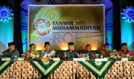 Ketua Umum PP Muhammadiyah Din Syamsuddin (tengah) didampingi dewan pengurus pusat saat penutupan Tanwir Muhammadiyah 2014 di Samarinda, Kalimantan Timur, Ahad (25/5). (Republika/Tahta Aidilla)