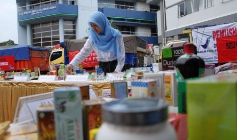  Seorang petugas Badan Pengawasan Obat dan Makan (BPOM) menata sejumlah bahan kimia obat yang akan dimusnahkan di halaman kantor BPOM, Jakarta Timur, Senin (26/5).  (Republika/Rakhmawaty La'lang)