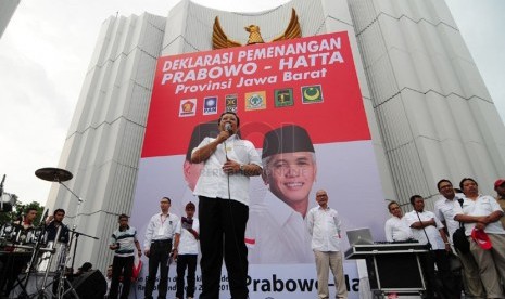  Gubernur Jabar Ahmad Heryawan pada Deklarasi Pemenangan Prabowo-Hatta di Monumen Perjuangan Jabar, Dipatiukur, Bandung, Rabu(28/5). (foto: Septianjar Muharam)