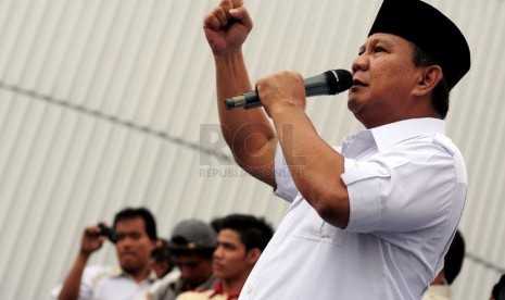   Calon Presiden Prabowo Subianto saat menghadiri Deklarasi Pemenangan Prabowo-Hatta di Monumen Perjuangan Jabar, Dipatiukur, Bandung, Rabu(28/5). (foto: Septianjar Muharam)