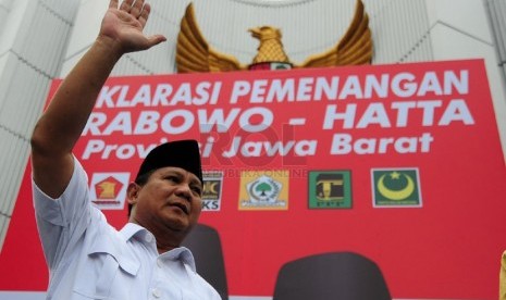  Calon Presiden Prabowo Subianto menyapa para pendukungnya saat Deklarasi Pemenangan Prabowo-Hatta di Monumen Perjuangan Jabar, Dipatiukur, Bandung, Rabu(28/5). (foto: Septianjar Muharam)