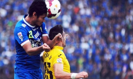  Pemain Persib Bandung Abdurahman berebut bola dengan pemain Gresik United Pedro Javier pada laga lanjutan Indonesia Super League di Stadion Si Jalak Harupat, Kamis(29/5). (foto: Septianjar Muharam)