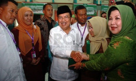  Jusuf Kalla (tengah), bersama Istri Mufidah Jusuf Kalla (dua kanan), Ketua PP Muslimat NU Khofifah Indar Parawansa (dua kiri), dan Ketua Panitia Nurhayati Said Aqil Siraj (kanan) saat Rakernas Mulimat NU di Asrama Haji, Pondok Gede, Jakarta Timur, Jumat (