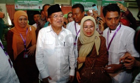  Ketua Umum DMI Jusuf Kalla (tengah), bersama Istri Mufidah Jusuf Kalla (kanan), Ketua PP Muslimat NU Khofifah Indar Parawansa (kiri) saat Rakernas Mulimat NU di Asrama Haji, Pondok Gede, Jakarta Timur, Jumat (30/5). (Republika/Yasin Habibi)