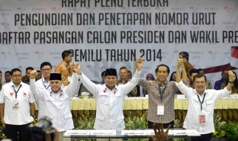   Pasangan capres dan cawapres Prabowo Subianto-Hatta Rajasa (kiri) dan Joko Widodo-Jusuf Kalla (kanan) saat pengundian nomor urut Pilpres 2014 di Gedung KPU, Jakarta, Ahad (1/6). (Republika/Agung Supriyanto)