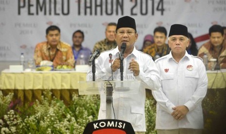   Pasangan capres dan cawapres Prabowo Subianto-Hatta Rajasa saat pengundian nomor urut Pilpres 2014 di Gedung KPU, Jakarta, Ahad (1/6). (Republika/Agung Supriyanto)