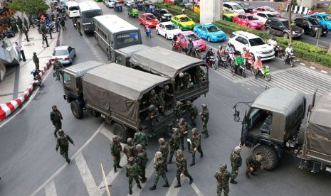  Prajurit Thailand berpatroli di pusat perbelanjaan kota Bangkok, Ahad (1/6), untuk mencegah aksi unjuk rasa antikudeta militer.  (AP/Wason Wanichakorn)