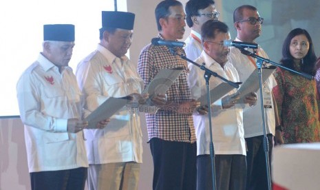   Calon presiden dan wakil presiden, Prabowo Subianto –Hatta Rajasa dan Joko Widodo-Jusuf Kalla membacakan deklarasi kampanye damai Pilpres 2014 di Jakarta, Selasa (3/6). (Republika/Agung Supriyanto)