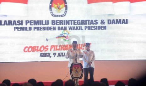  Calon presiden dan wakil presiden, Prabowo Subianto –Hatta Rajasa membacakan deklarasi kampanye damai Pilpres 2014 di Jakarta, Selasa (3/6). (Republika/Agung Supriyanto)