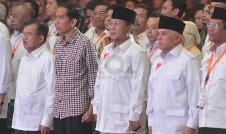  Calon presiden dan wakil presiden, Prabowo Subianto –Hatta Rajasa dan Joko Widodo-Jusuf Kalla hadir dalam deklarasi kampanye damai Pilpres 2014 di Jakarta, Selasa (3/6). (Republika/Agung Supriyanto)