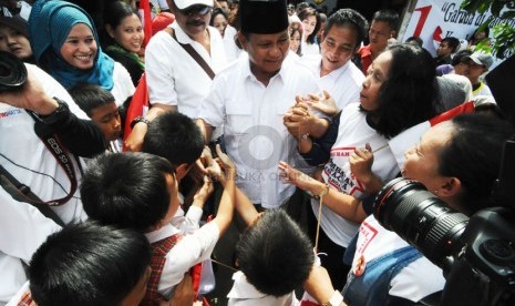   Calon presiden Prabowo Subianto menyapa warga di Astana Anyar, Kota Bandung, Kamis(5/6). (foto: Septianjar Muharam)