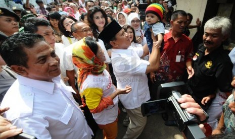   Calon presiden Prabowo Subianto menyapa warga di Astana Anyar, Kota Bandung, Kamis(5/6). (foto: Septianjar Muharam)