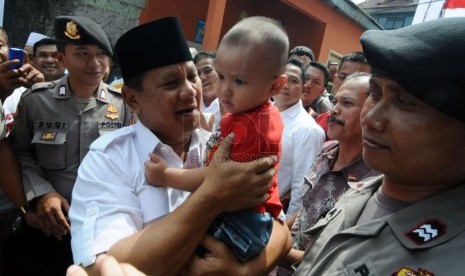   Calon presiden Prabowo Subianto menyapa warga di Astana Anyar, Kota Bandung, Kamis(5/6). (foto: Septianjar Muharam)