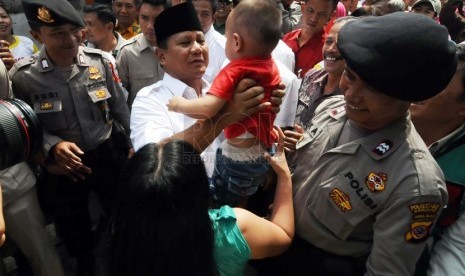   Calon presiden Prabowo Subianto menyapa warga di Astana Anyar, Kota Bandung, Kamis(5/6). (foto: Septianjar Muharam)