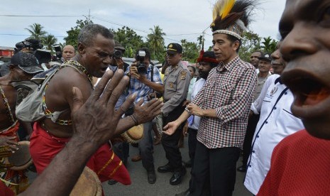 Capres Joko Widodo (kedua kanan) mendapat tarian sambutan tradisional Papua ketika melakukan kunjungan ke Sentani, Kabupaten Jayapura, Papua, Kamis (5/6).   (Antara/Widodo S. Jusuf)