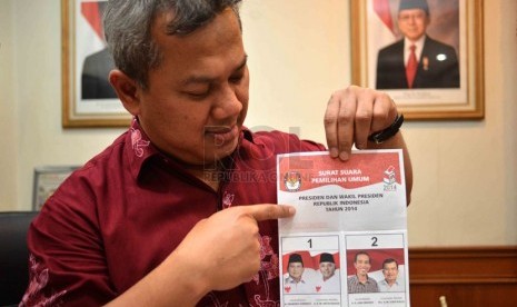 Anggota komisioner KPU, Arief Budiman menunjukkan contoh desain kertas suara yang telah disetujui dan ditandatangani oleh dua tim pasangan capres dan cawapres di Gedung KPU, Jakarta, Kamis (6/5). (Republika/Agung Supriyanto)