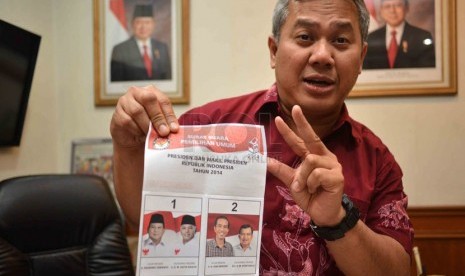 Anggota komisioner KPU, Arief Budiman menunjukkan contoh desain kertas suara yang telah disetujui dan ditandatangani oleh dua tim pasangan capres dan cawapres di Gedung KPU, Jakarta, Kamis (6/5). (Republika/Agung Supriyanto)