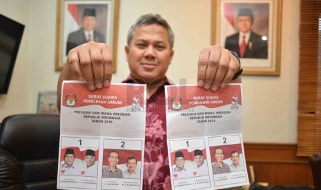 Anggota komisioner KPU, Arief Budiman menunjukkan contoh desain kertas suara yang telah disetujui dan ditandatangani oleh dua tim pasangan capres dan cawapres di Gedung KPU, Jakarta, Kamis (6/5). (Republika/Agung Supriyanto)