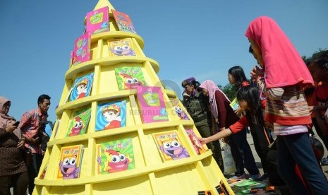  Tumpeng buku pada peringatan Hari Buku Nasional (HBN) 2014 di Lapangan Tegallega, Kota Bandung, Ahad (8/6). (Republika/Edi yusuf)