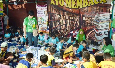 Taman bacaan pada peringatan Hari Buku Nasional (HBN) 2014 di Lapangan Tegallega, Kota Bandung, Ahad (8/6).  (Republika/Edi yusuf)