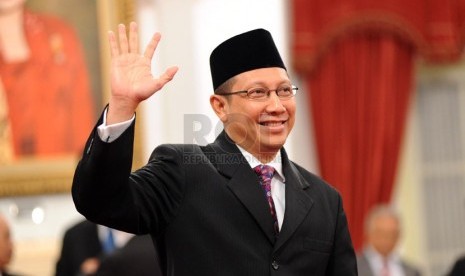  Lukman Hakim Saefuddin melambaikan tangan jelang pelantikan dirinya sebagai Menteri Agama untuk masa sisa jabatan 2009-2014 di Istana Negara, Jakarta, Senin (9/6).  (Republika/Aditya Pradana Putra)