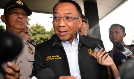 Menteri Energi dan Sumber Daya Mineral, Jero Wacik memenuhi panggilan Komisi Pemberantasan Korupsi (KPK), Jakarta, Senin (9/6). (Republika/Agung Supriyanto)