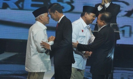  Pasangan Peserta Pilpres 2014, Prabowo Subianto-Hatta Rajasa dan Joko Widodo-Jusuf Kalla saling menyapa sebelum Debat Capres-Cawapres di Jakarta, Senin (9/6).  (Republika/Edwin Dwi Putranto)