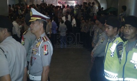  Polisi melakukan pengamanan yang ketat di lokasi debat capres-cawapres di Balai Sarbini, Jakarta, Senin (9/6).  (Republika/Maman Sudiaman)