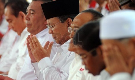  Capres Prabowo Subianto (tengah) berdoa jelang acara deklarasi dukungan Aliansi Rakyat Bersatu (ARB) untuk Prabowo-Hatta di Tugu Proklamasi, Jakarta (10/6).  (Republika/Aditya Pradana Putra )  