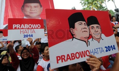   Massa dari Aliansi Rakyat Bersatu (ARB) mendeklarasikan dukungannya untuk pasangan calon presiden dan calon wakil presiden Prabowo Subianto-Hatta Rajasa di Tugu Proklamasi, Jakarta (10/6).  (Republika/Aditya Pradana Putra)