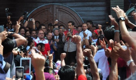 Calon Presiden Joko Widodo melakukan dialog bersama warga saat kampanye mengunjungi pengungsian Gunung Sinabung di Kabupaten Karo, Sumatera Utara, Selasa (10/6). (Republika/Rakhmawaty La'lang)