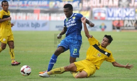  Pemain Barito Putera G. Ariyadi (kanan) mencoba merebut bola dari pemain Persib Djibril Coulibaly pada pertandingan lanjutan Indonesia Super League di Stadion Si Jalak Harupat, Kabupaten Bandung, Selasa (10/6). (foto: Septianjar Muharam)