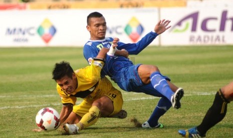 Ferdinand Sinaga (atas) saat dulu membela Persib.