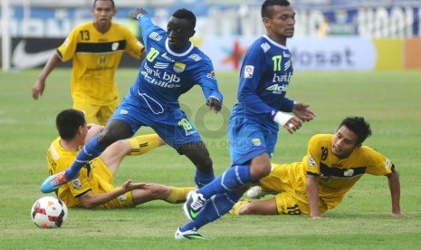  Pemain Persib Bandung Makan Konate melewati sejumlah pemain Barito Putera pada pertandingan lanjutan Indonesia Super League di Stadion Si Jalak Harupat, Kabupaten Bandung, Selasa(10/6).  (foto: Septianjar Muharam)