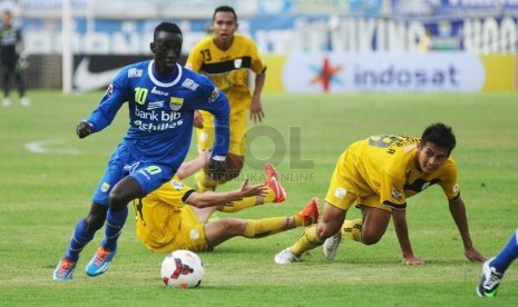  Pemain Persib Bandung Makan Konate melewati sejumlah pemain Barito Putera pada pertandingan lanjutan Indonesia Super League di Stadion Si Jalak Harupat, Kabupaten Bandung, Selasa(10/6).  (foto: Septianjar Muharam)