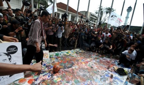 Capres Joko Widodo bertemu dengan sejumlah seniman saat melakukan kampanye di Halaman di Gedung Merdeka, Bandung, Jawa Barat, Rabu (11/6).  (foto: Septianjar Muharam)