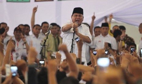  Calon Presiden nomor urut satu, Prabowo Subianto menyampaikan orasi politik, pada kampanye dialogis, di Medan, Sumut, Rabu (11/6).  (Antara/Irsan Mulyadi)