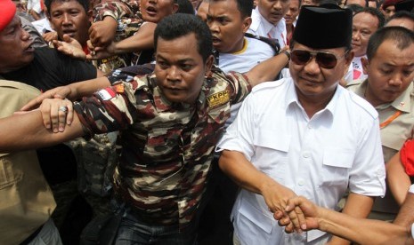 Calon Presiden nomor urut satu, Prabowo Subianto menyalami pendukungnya pada kampanye dialogis, di Medan, Sumut, Rabu (11/6).   (Antara/Irsan Mulyadi)