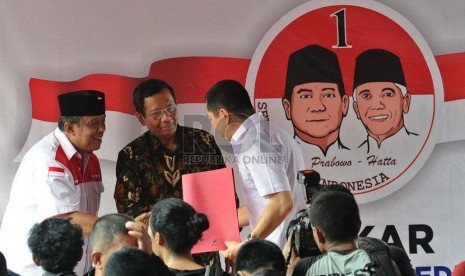  (dari kiri) mantan Panglima TNI Djoko Santoso, Ketua Tim Pemenangan capres-cawapres Prabowo-Hatta, Mahfud MD dan Ketua Umum Perindo Hary Tanoesoedibjo menyerahkan draft deklarasi dukungan di Jakarta, Jumat (12/6).   (Republika/ Tahta Aidilla)