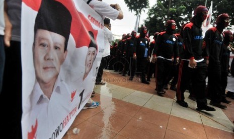  Aksi jalan kaki ratusan buruh dari Bandung ke Jakarta,Jumat (13/6), untuk mendukung pasangan Prabowo-Hatta. (Republika/Aditya Pradana Putra)