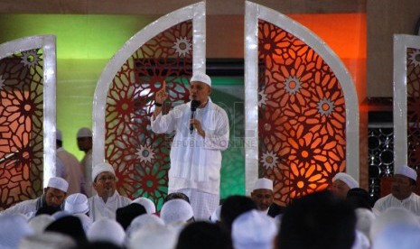 Ustaz Arifin Ilham memberikan tausiahnya saat dzikir bersama yang dilaksanakan di Masjid Istiqlal, Jakarta Pusat, Sabtu (14/6).  (Foto : Raisan Al Faris