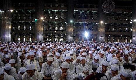  Ribuan jamaah melaksanakan dzikir bersama yang dilaksanakan di Masjid Istiqlal, Jakarta Pusat, Sabtu (14/6).   (Foto : Raisan Al Farisi)