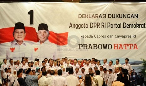   Deklarasi dukungan  anggota DPR RI Partai Demokrat kepada pasangan Prabowo-Hatta di Jakarta, Senin (16/6). (Republika/Tahta Aidilla)