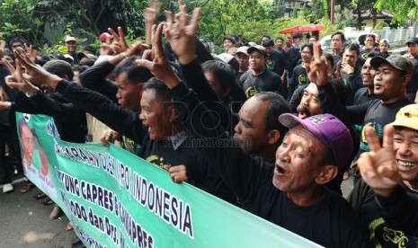  Relawan dari Ikatan Persaudaraan Ojek (IPO) Indonesia meneriakan yel-yel saat menyambut capres Joko Widodo di Jakarta, Senin (16/6).  (Republika/Tahta Aidilla)